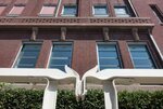 Siersmeedijzeren hek om het gebouw heen.
<br/>
Marcel Westhoff, juni 2018